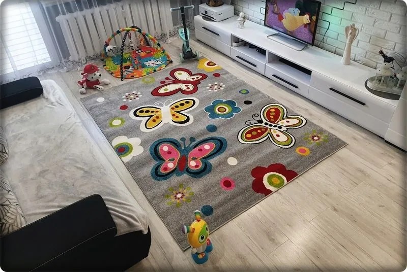 Dekorstudio Detský koberec KIDS - Sivý s motýľami Rozmer koberca: 140x190cm