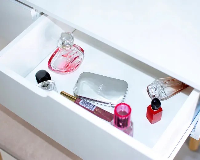 Toaletný stolík GLAM s LED zrkadlom biely / naturálny, sivá taburetka