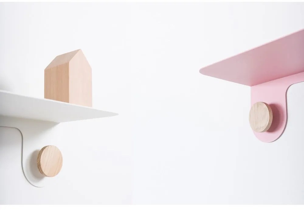 Nástenná zelená polica z ocele s detailom z dubového dreva s 2 háčikmi Gazzda Hook, dĺžka 70 cm