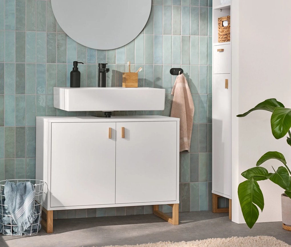 Vysoká kúpeľňová skrinka s otvorenou poličkou, zásuvkou a dvierkami, úzka