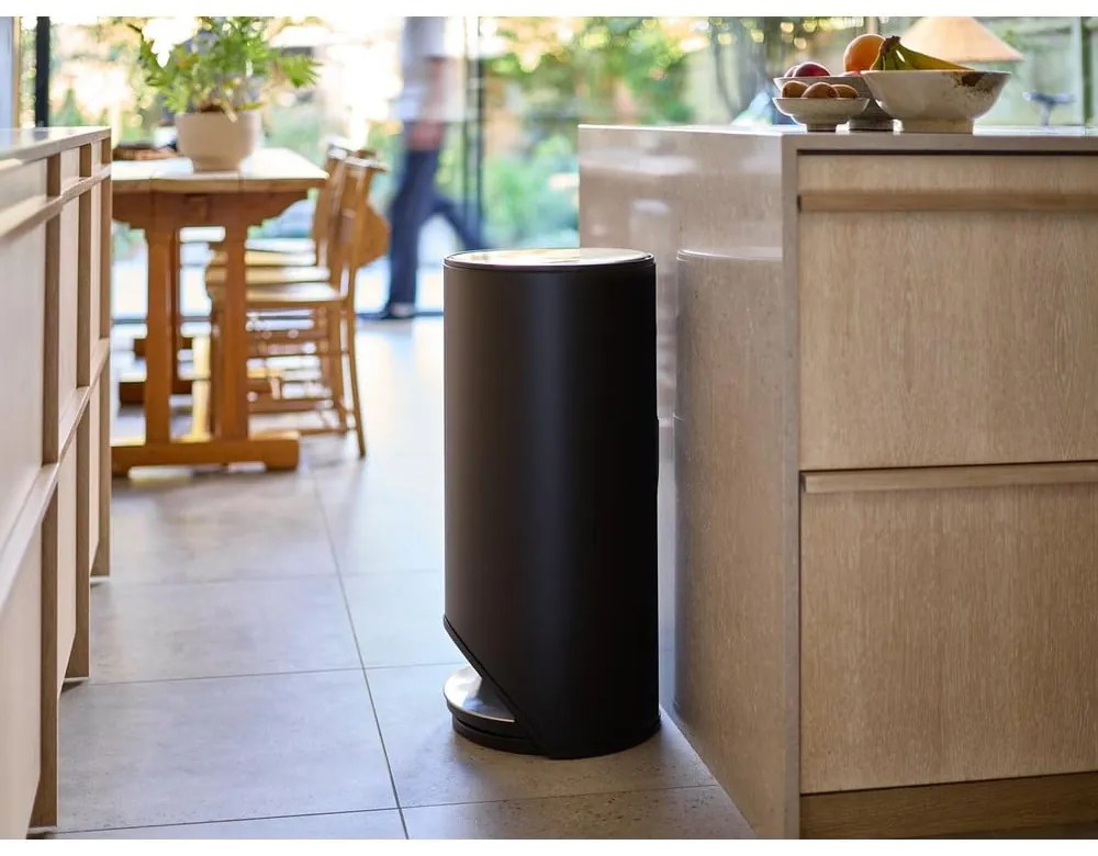 Matne čierny nášľapný kovový odpadkový kôš 30 l Arc – Joseph Joseph