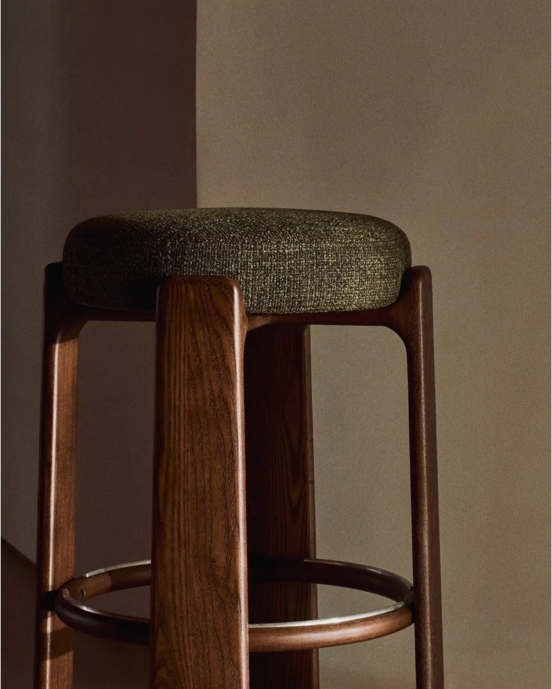 Zelená/v tmavo prírodnej farbe barová stolička z jaseňového dreva (výška sedadla 65 cm) Granite – Kave Home