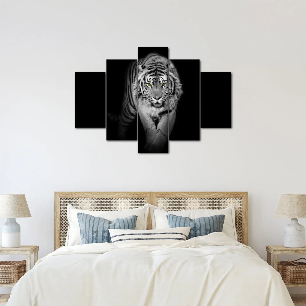 Obraz - Tiger so žltými očami (150x105 cm)