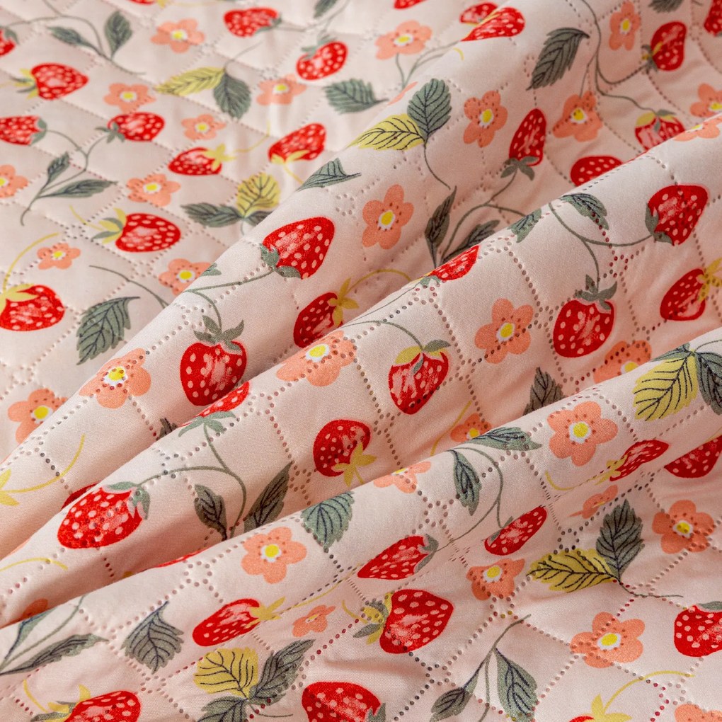 Prehoz na posteľ so vzorom STRAWBERRY ružový Rozmer: 220 x 240 cm