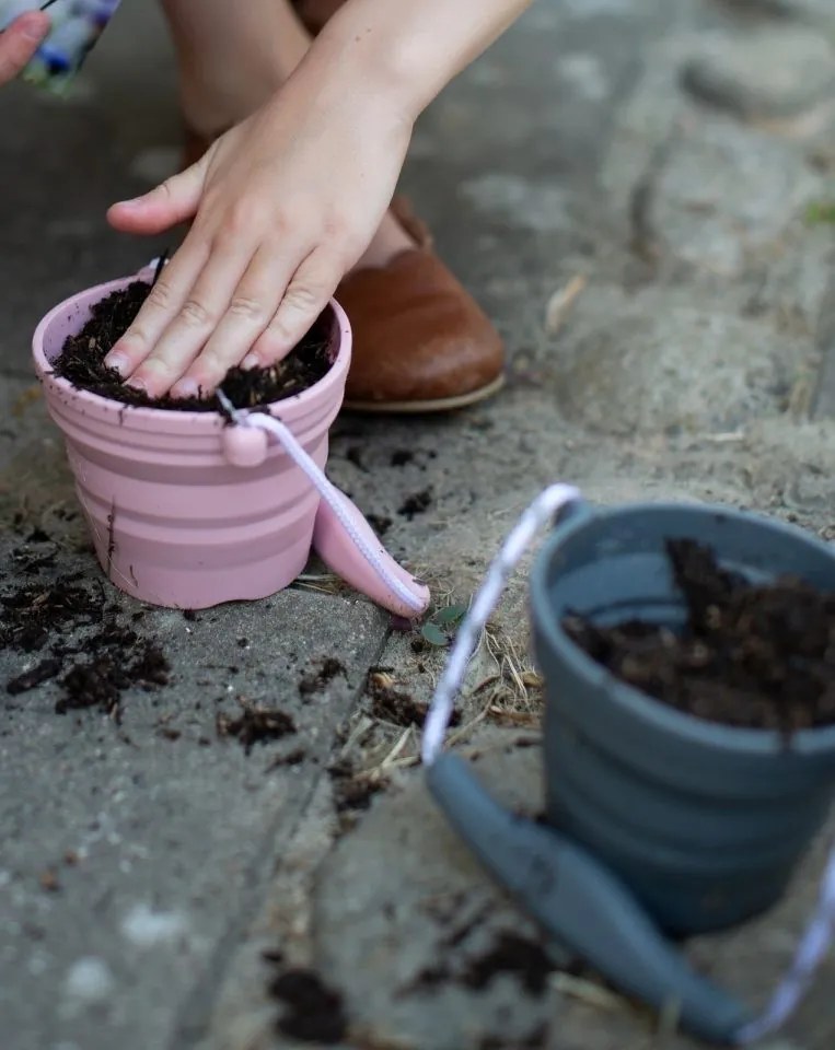 Scrunch súprava silikónové vedierko a lopatka, Anthracite Grey