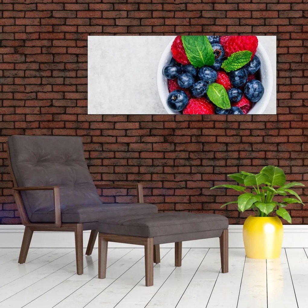 Obraz - miska s lesným ovocím (120x50 cm)