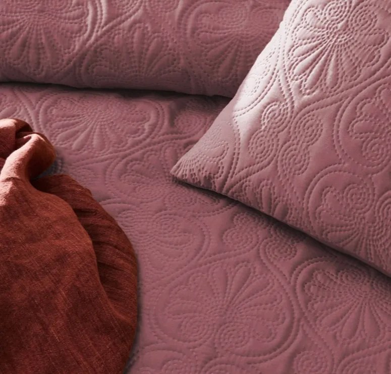 Krásny prehoz na posteľ vo farbe indické ruže 220 x 240 cm