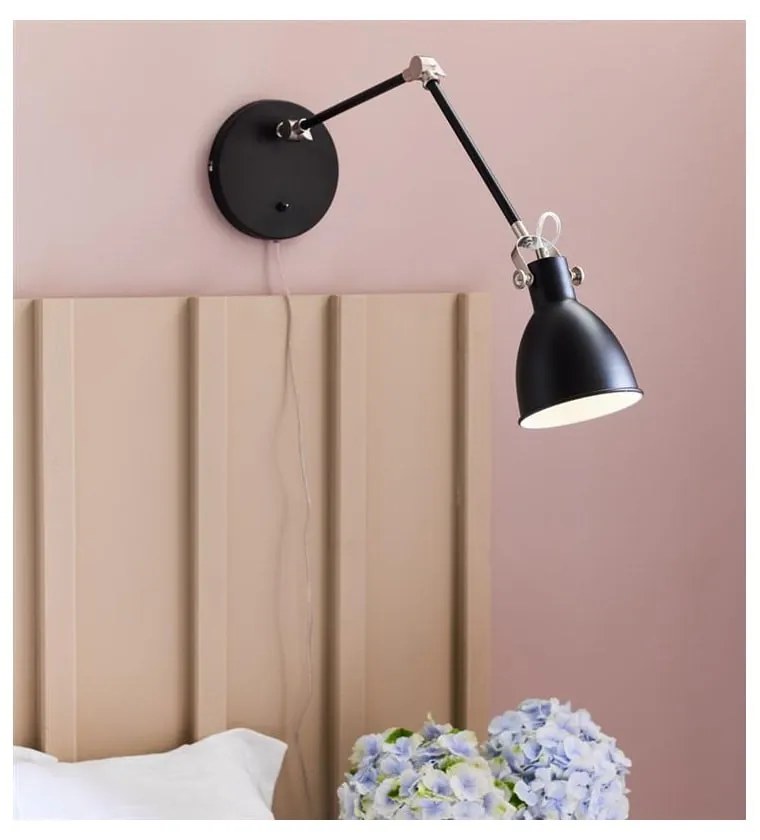 Čierna nástenná lampa Markslöjd House, dĺžka ramena 84,5 cm