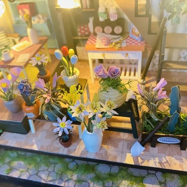 2Kids Toys - Miniatúrny domček Darcyin kvetinový, 2xAAA batérie