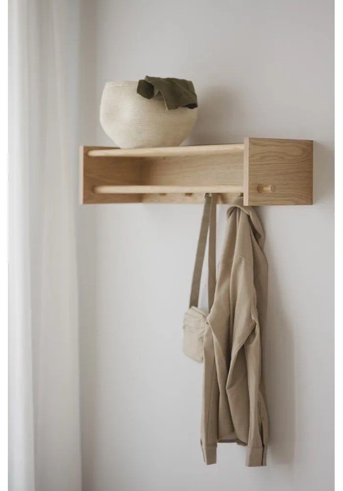 Nástenný vešiak z dubového dreva v prírodnej farbe s poličkou Hillmond – Rowico