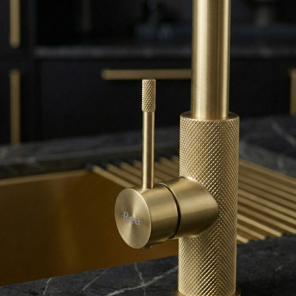 Rea Master, vysoká kuchynská batéria s výsuvným výtokom, zlatá matná, REA-B7204