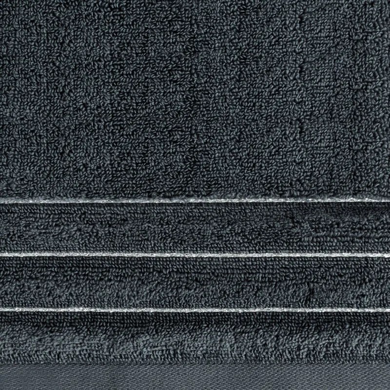 Dekorstudio Luxusný uterák LUNARI zdobený lesklou niťou v oceľovosivej farbe Rozmer uteráku: 50x90cm