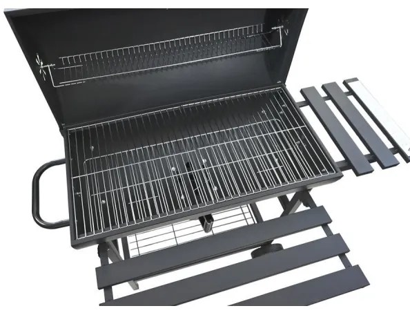 Čierny gril na drevené uhlie