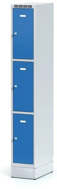 Alfa 3 Šatníková skrinka na sokli s úložnými boxami, 3 boxy, 1920 x 300 x 500 mm, otočný zámok, modré dvere
