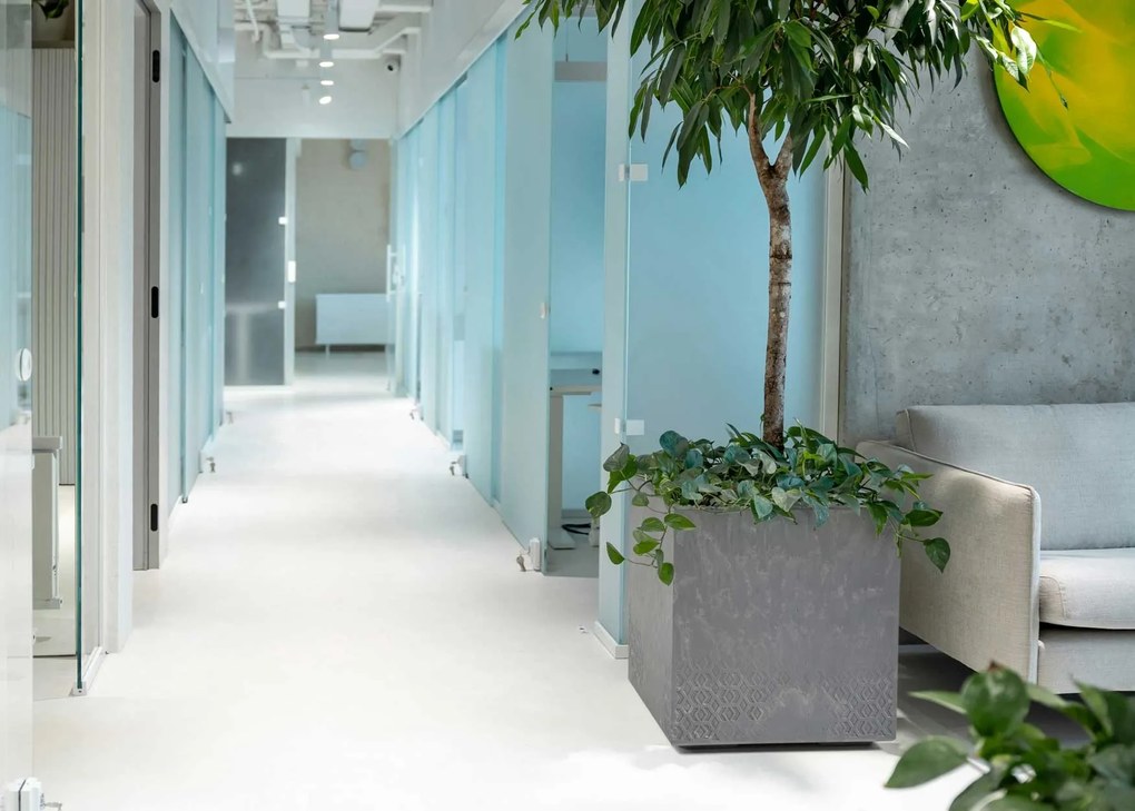 PLASTOVÝ KVETINÁČ NA KOLIESKACH BETONIQUE 40X40 CM IMITÁCIA BETÓNU SIVÁ