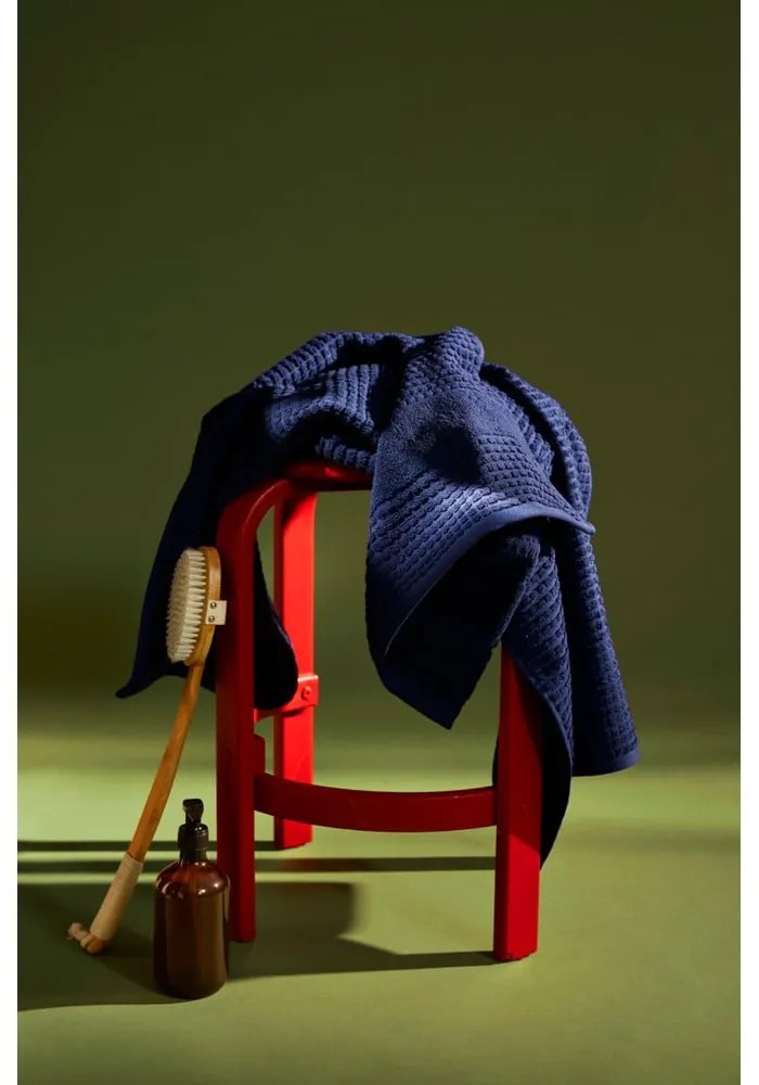 Tmavomodrá froté osuška z Bio bavlny 70x140 cm Check – JUNA