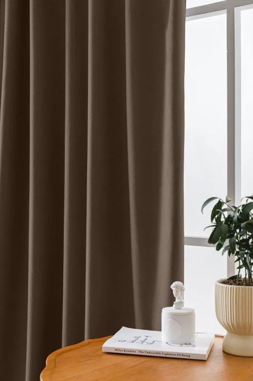 Hnedý zatemňovací záves VELVET 135x250 cm Zavesenie: Riasiaca páska