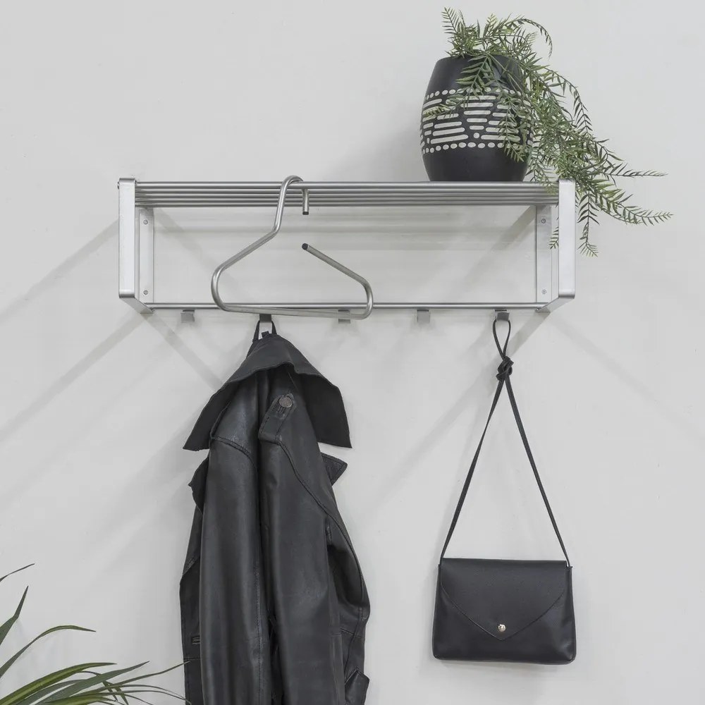 Kovový nástenný vešiak v striebornej farbe s poličkou 70 cm Rex – Spinder Design