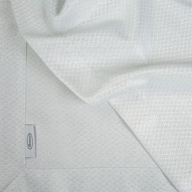 Luxusný obrus Jowita lurex 140 × 180 cm – biela/strieborná