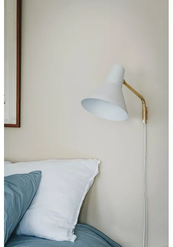 Nástenná lampa Carin, biela / mosadz