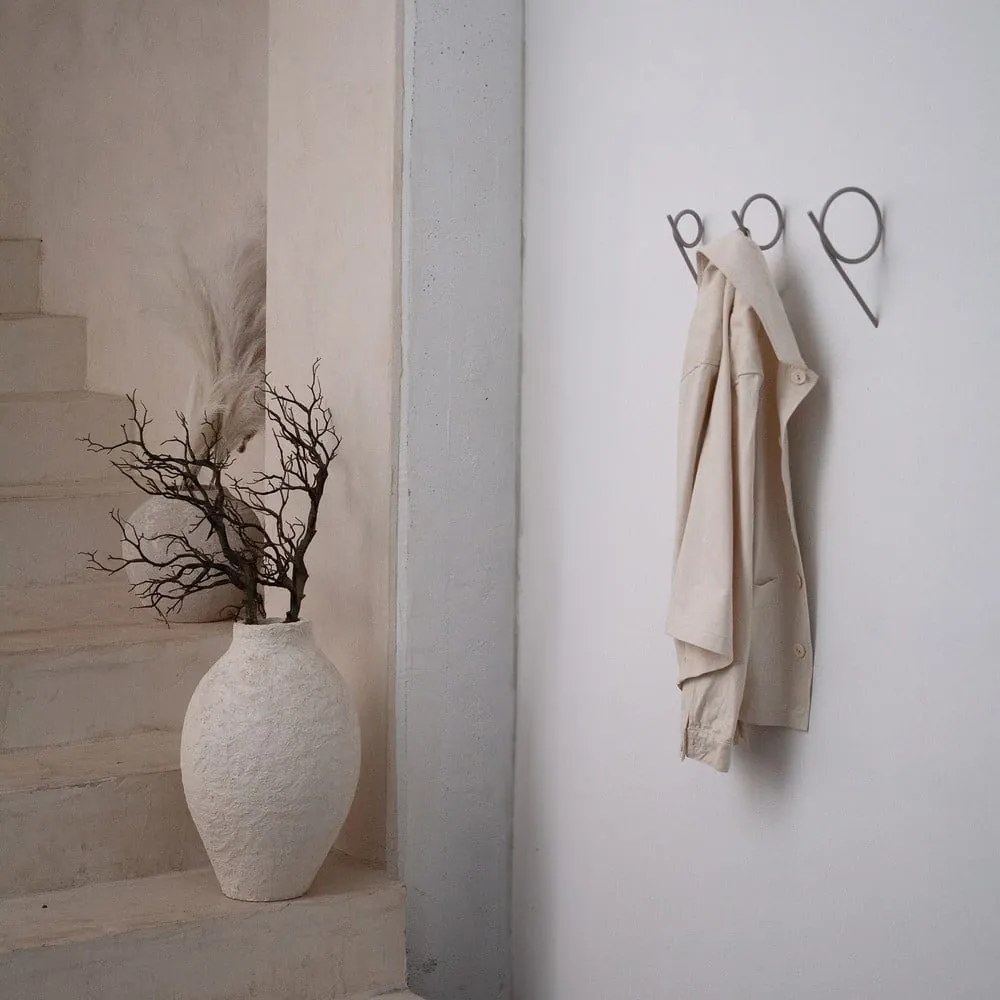 Taupe nástenný oceľový háčik Tuba S – Spinder Design