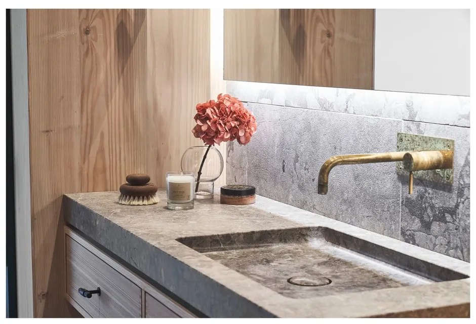 Vonná sviečka doba horenia 40 h Kras: Aqua &amp; Freesia – Villa Collection