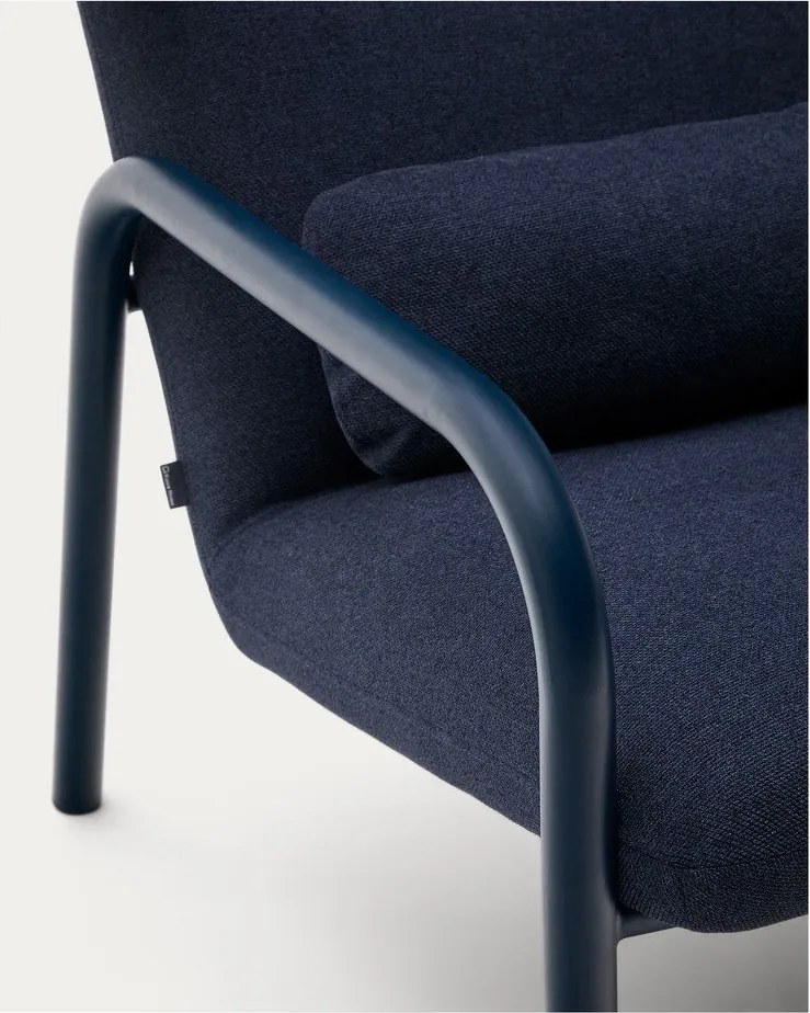 Tmavomodré kreslo Inari – Kave Home