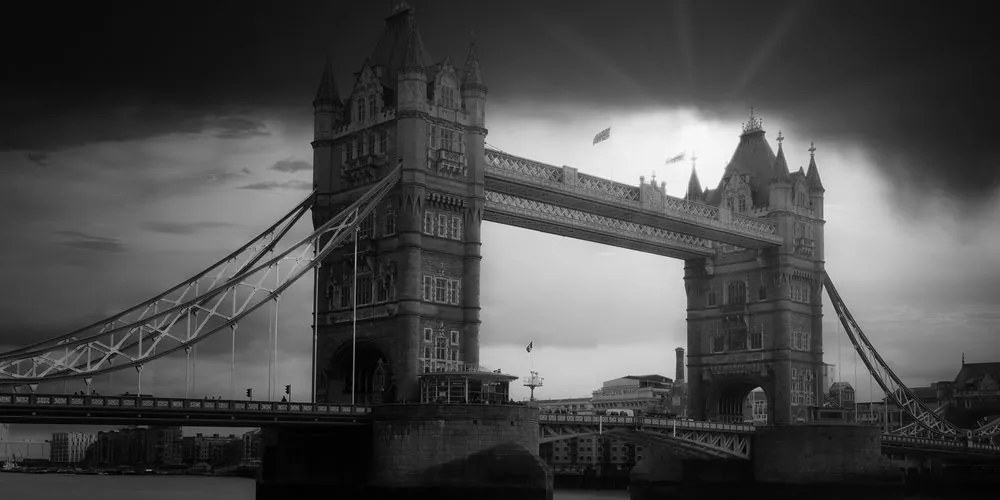 Obraz západ slnka nad Tower Bridge v čiernobielom prevedení