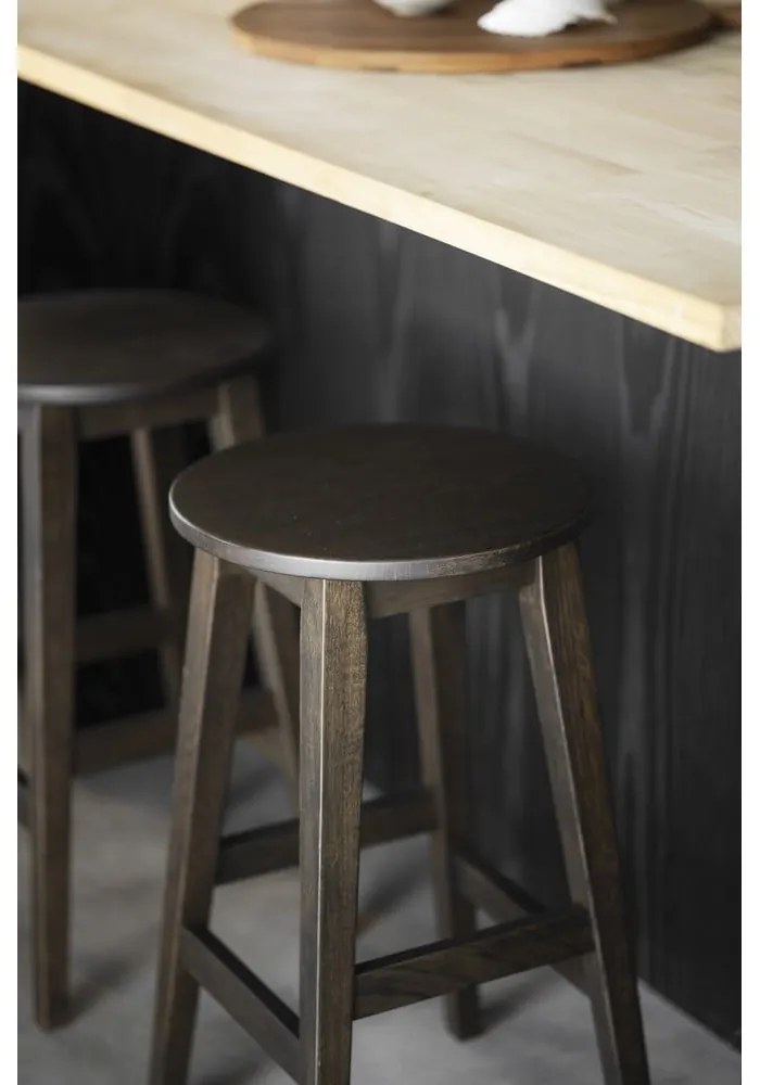 Tmavohnedé barové stoličky v súprave 2 ks z dubového dreva (výška sedadla 65 cm) Austin – Rowico