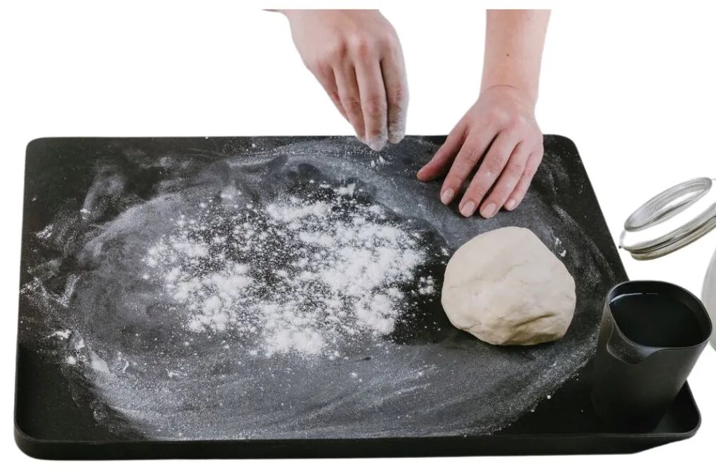 Zeller Present Vaľok na cesto so zvýšeným okrajom, silikónový pevný, 50x40, čierna