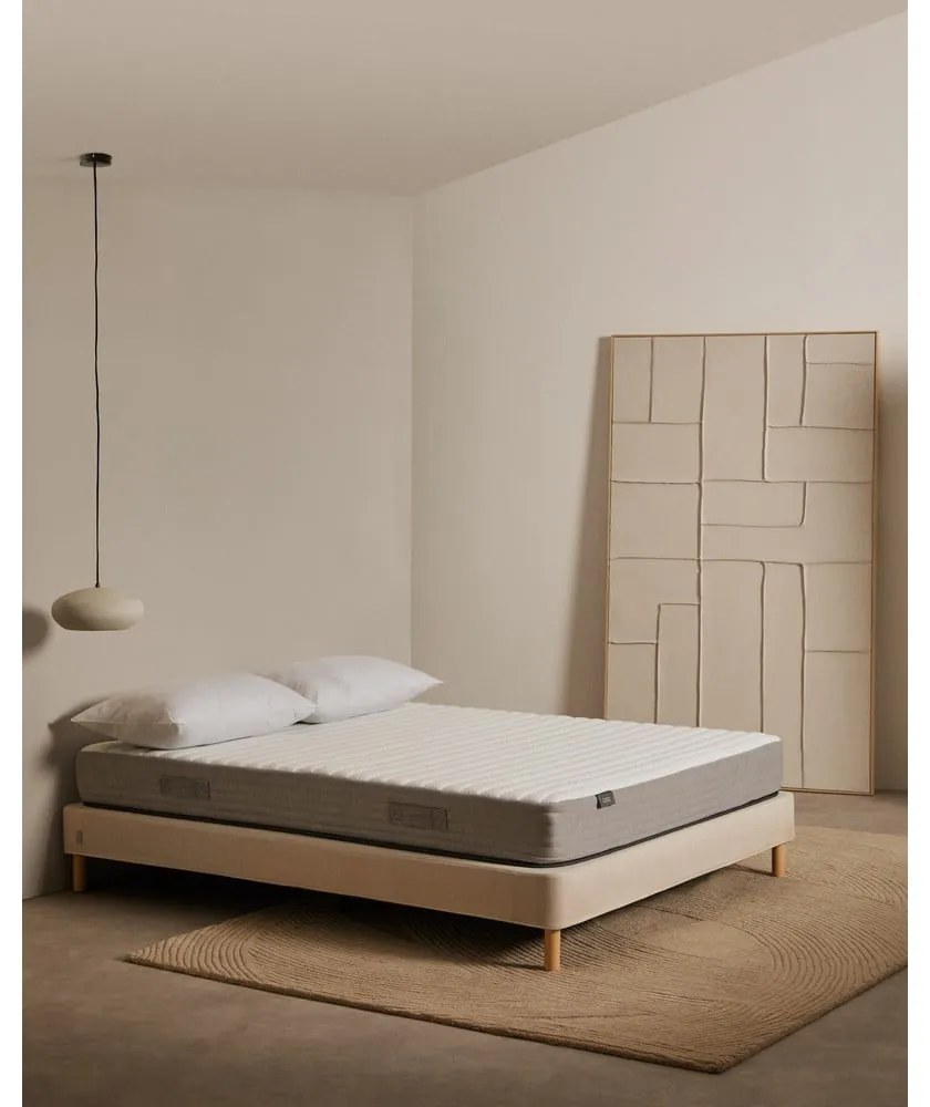 Stredne tvrdý penový antialergénny/termoregulačný matrac 150x200 cm Yoko – Kave Home