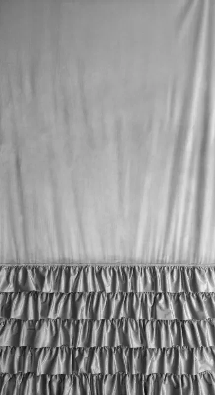Dekorstudio Luxusný záves CARLI na pásku s volánikmi a trblietavým pásom kryštálov - strieborný Rozmer závesu: 140x270cm