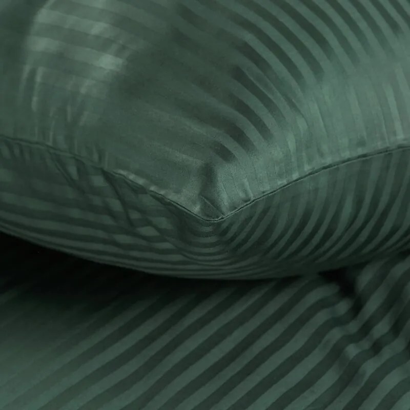 Dekorstudio Saténové posteľné obliečky VERA s jemnými prúžkami v zelenej farbe Rozmer posteľných obliečok: Šírka x Dĺžka: 220x200cm + 2 ks 70x80 cm