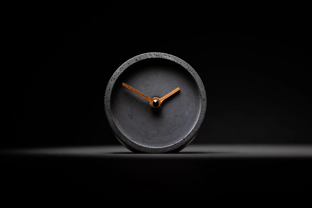 Stolové hodiny z betónu CLOCKIES, 10cm, okrúhle, antracitové