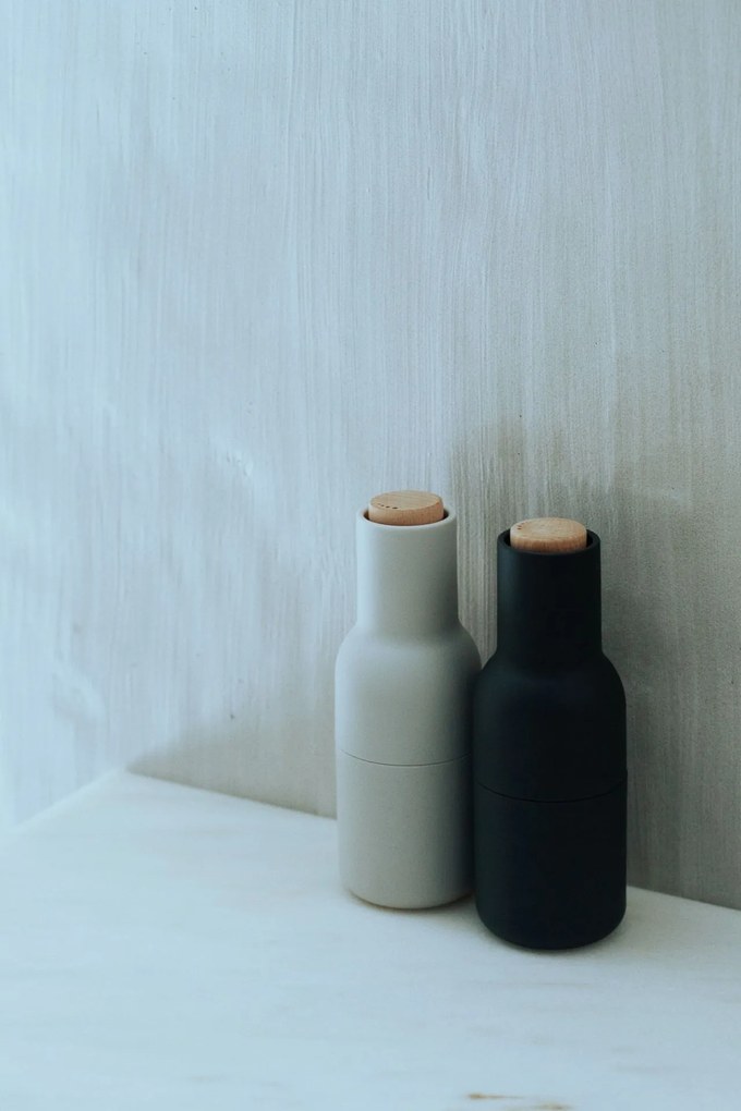 Audo Copenhagen Mlynček na soľ a korenie Bottle Ash/Carbon Beech – set 2 ks
