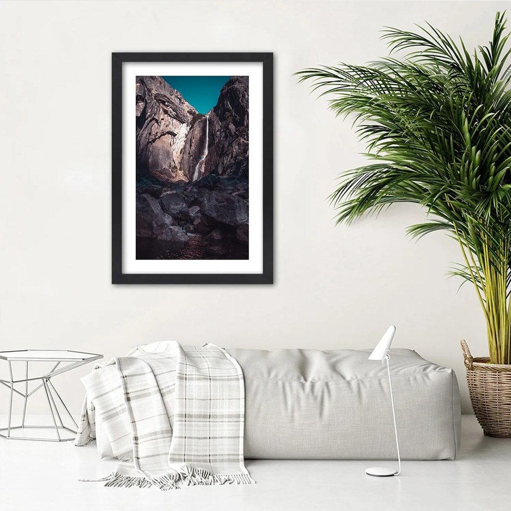 Gario Plagát Vodopád medzi vysokými skalami Farba rámu: Bez rámu, Rozmery: 40 x 60 cm