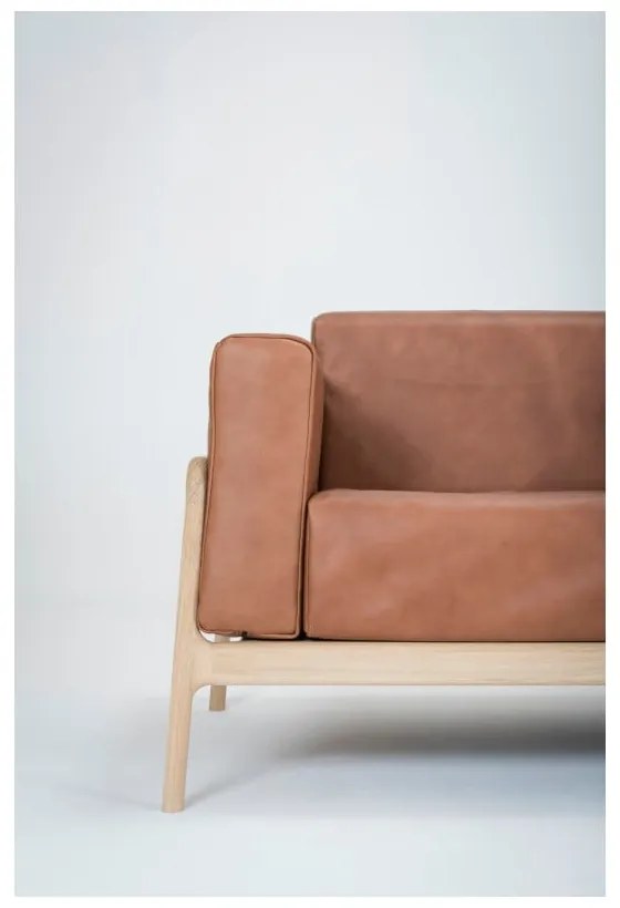 Koňakovohnedá pohovka z byvolej kože s konštrukciou z masívneho dubového dreva Gazzda Fawn, 210 cm