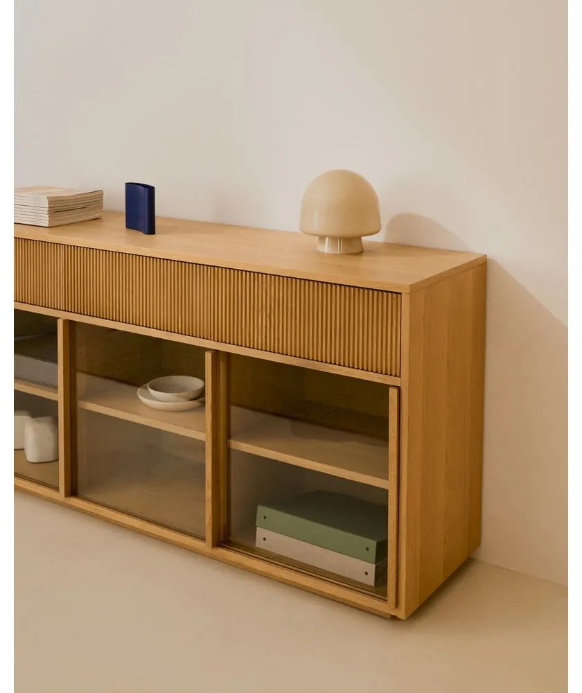 Vitrína v dekore duba s posuvnými dverami v prírodnej farbe 200x80x40 cm Helvine – Kave Home