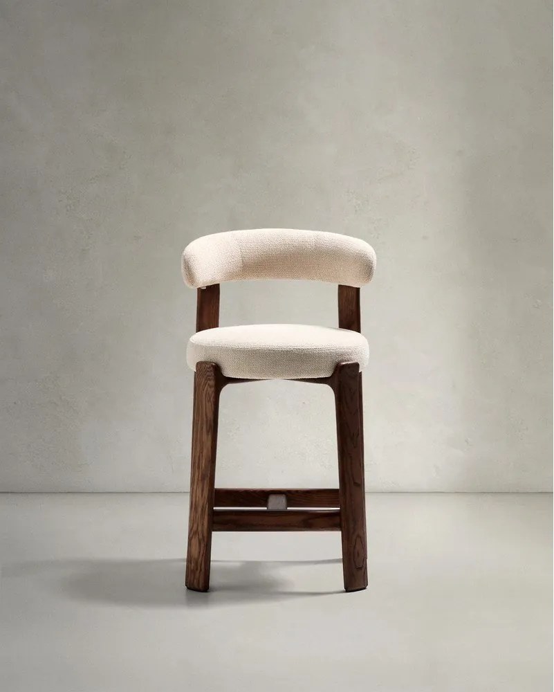 Béžová/v tmavo prírodnej farbe barová stolička z jaseňového dreva (výška sedadla 65 cm) Granite – Kave Home