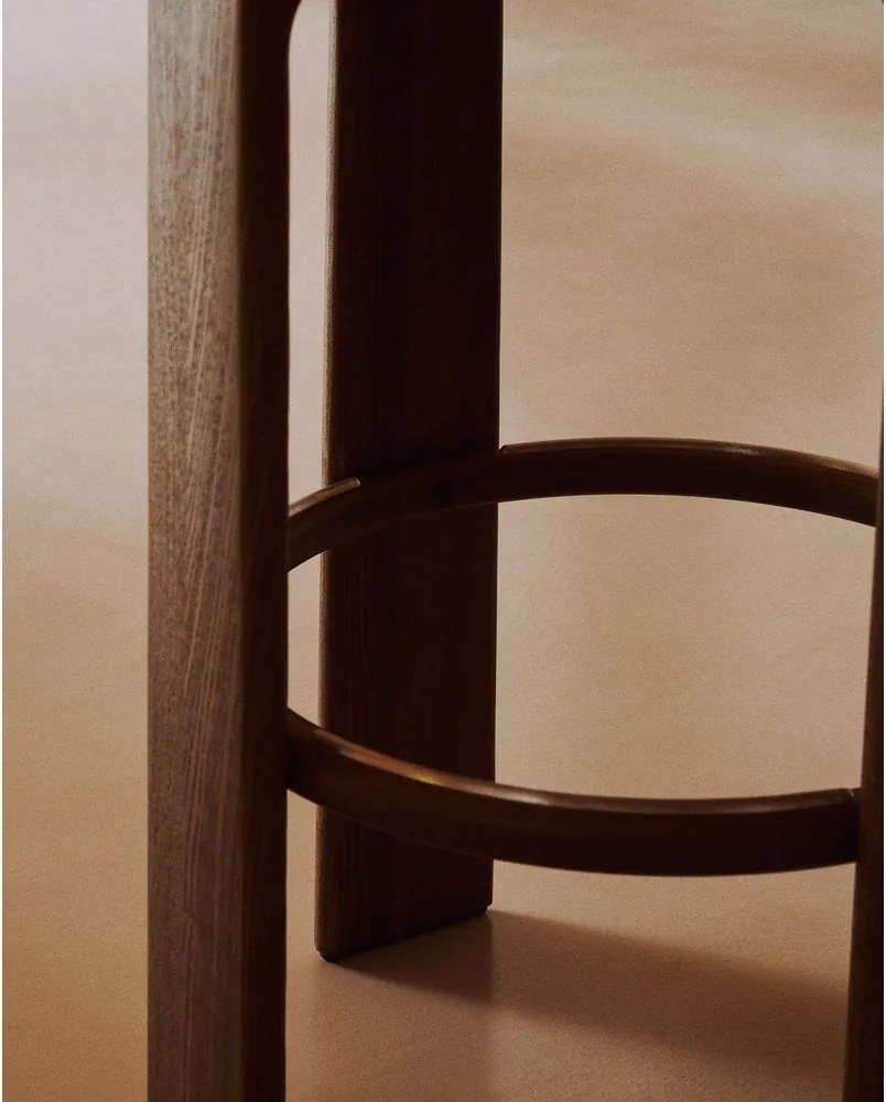 Hnedá/v tmavo prírodnej farbe barová stolička z jaseňového dreva (výška sedadla 75 cm) Granite – Kave Home