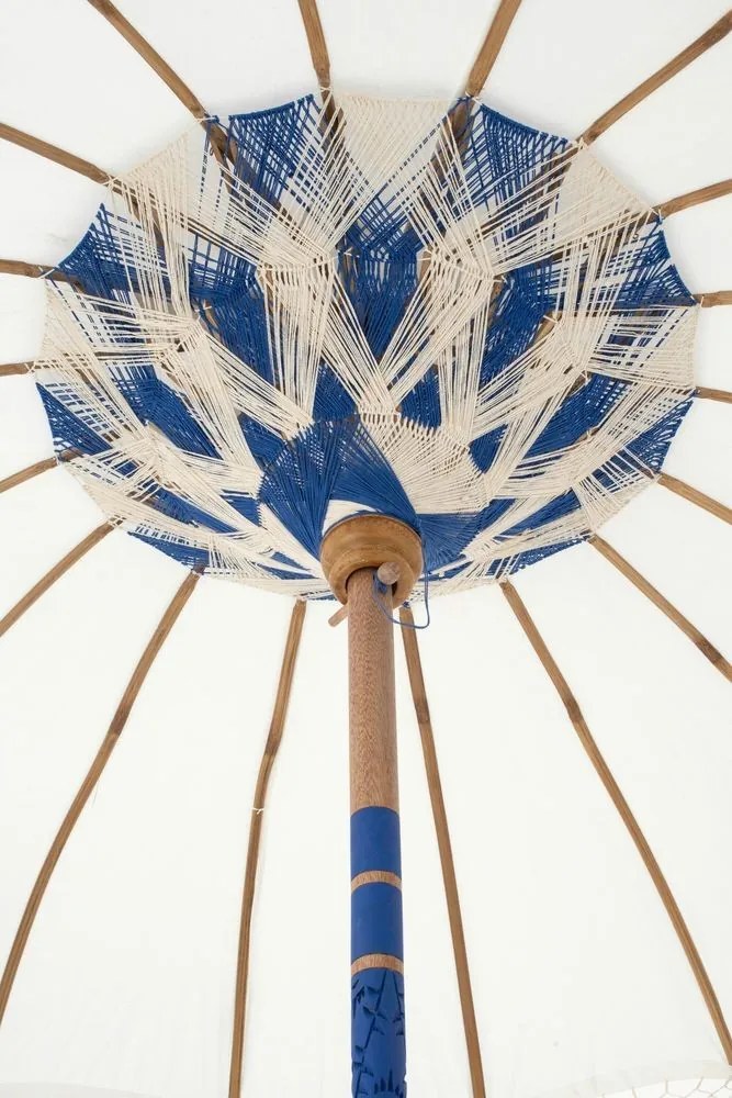 Biely slnečník so drevenou tyčou a strapcami Flavie Blue - ∅ 180*260 cm