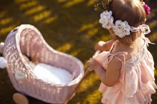 Proutěný kočárek pro panenky růžová