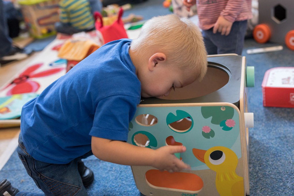 Drevená didaktická kocka s motorickým labyrintom