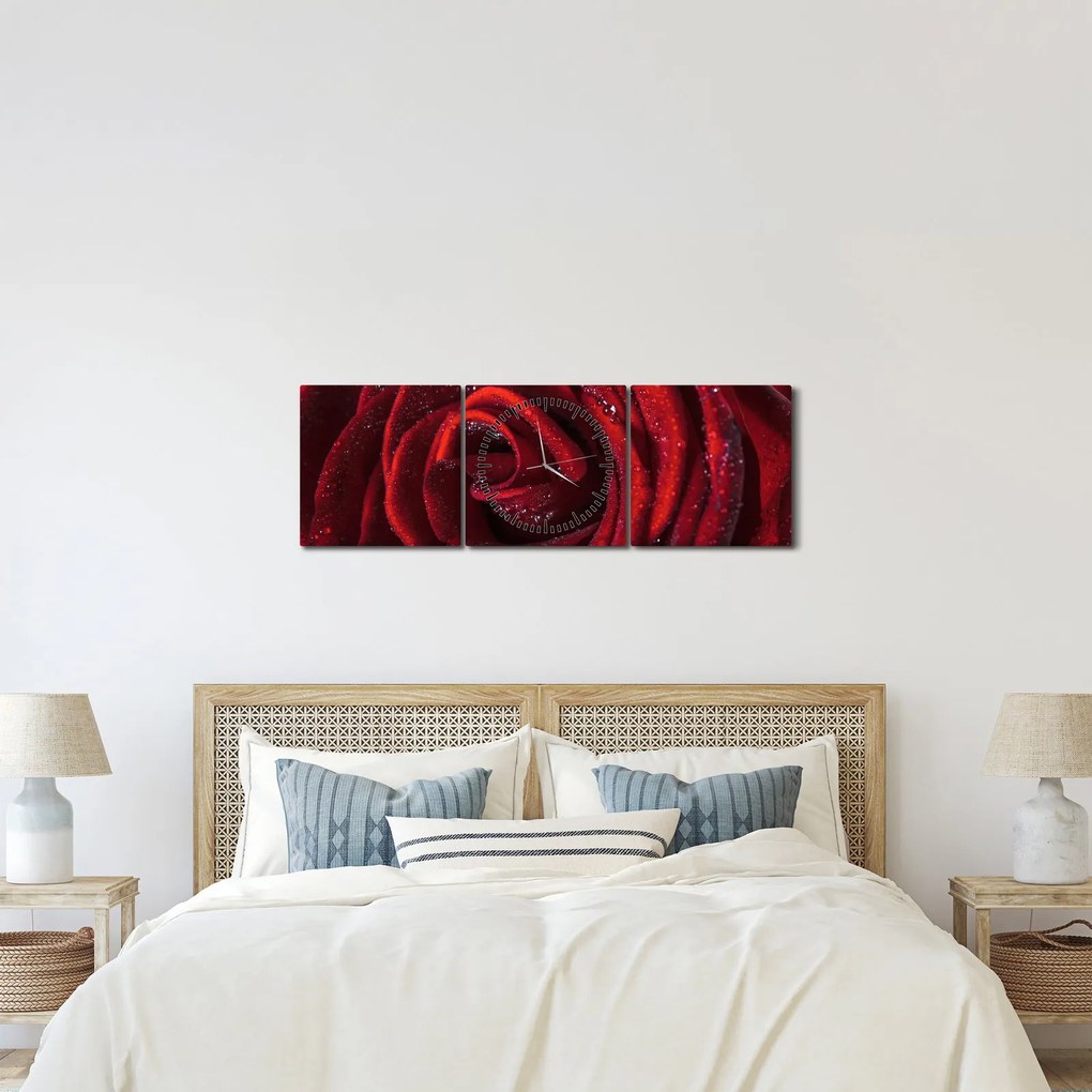 Obraz - Červená ruža s kvapkami rosy (s hodinami) (90x30 cm)