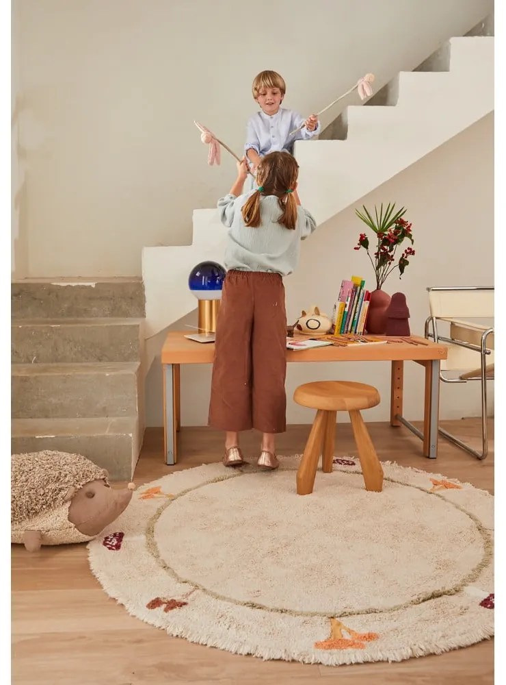Béžový prateľný ručne tkaný bavlnený detský koberec ø140 cm Chanterelle – Lorena Canals