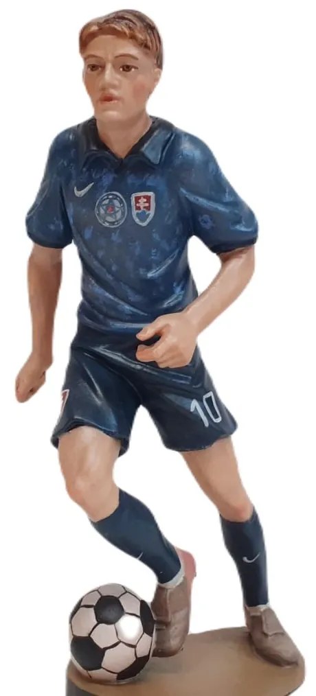 Drevená socha futbalistu