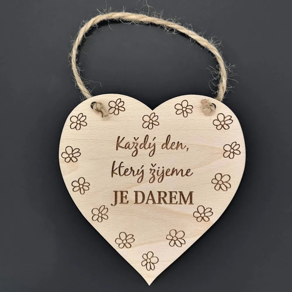 AMADEA Drevené srdce s textom Každý deň, ktorý žijeme.., masívne drevo, 16 x 15 cm