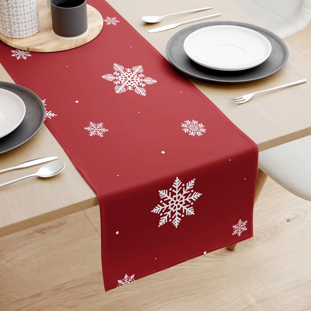 Goldea vianočný behúň na stôl 100% bavlnené plátno - snehové vločky na červenej 50x160 cm