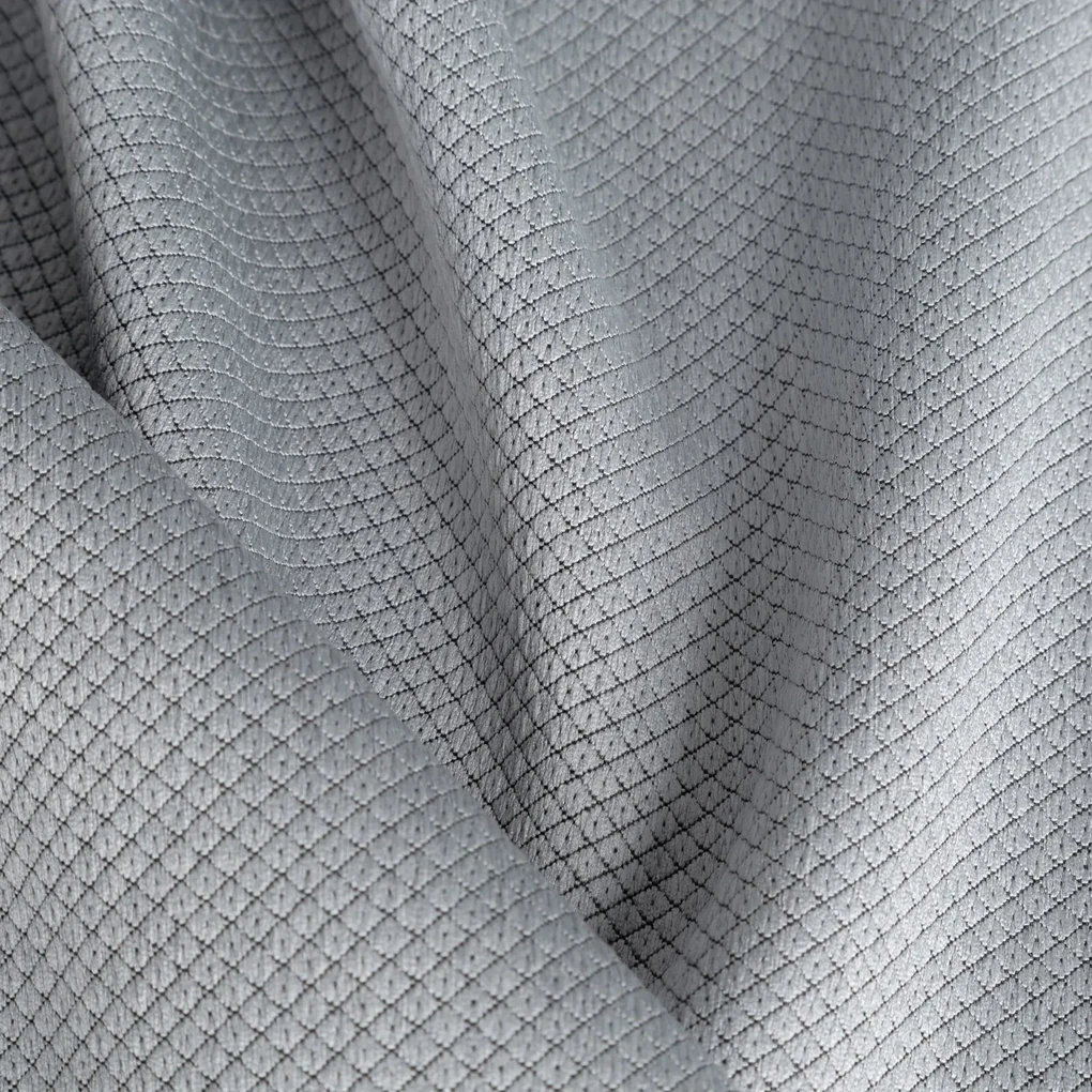 ZATEMŇOVACÍ ZÁVES NA KRÚŽKOCH AMARO 135X250 CM STRIEBORNÁ