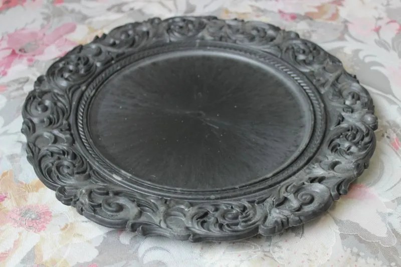 Čierny klubový tanier s ornamentom 36cm